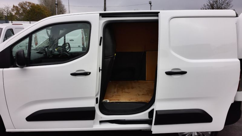 PEUGEOT PARTNER PROFESSIONAL L1 SWB WITH ONLY 24.000 MILES,SAT NAV,AIR CONDITIONING,PARKING SENSORS AND MORE - 2948 - 21