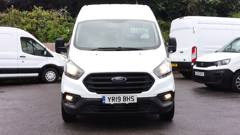 FORD TRANSIT CUSTOM 300 L1 H2 SWB HIGH ROOF WITH ONLY 43.000 MILES,AIR CONDITIONING,FRONT+REAR PARKING SENSORS AND MORE - 2895 - 3