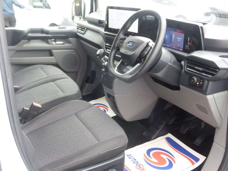 FORD TRANSIT CUSTOM 280 LIMITED L1 SWB ECOBLUE WITH ONLY 18.000 MILES,AIR CONDITIONING,HEATED SEATS AND MORE - 2916 - 10