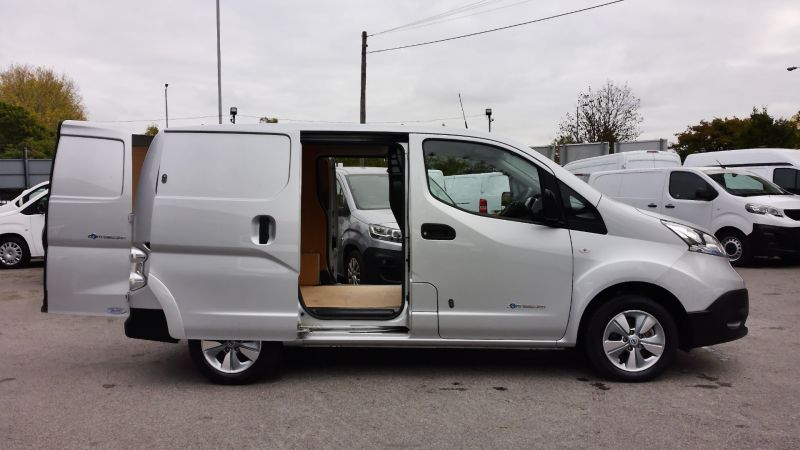 NISSAN E-NV200 TEKNA 40 KWH 109BHP IN SILVER ONLY 15.000 MILES,SAT NAV,AIR CONDITIONING,REAR CAMERA AND MORE - 2931 - 12