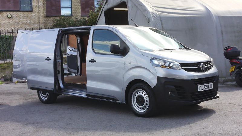 VAUXHALL VIVARO 2900 DYNAMIC L1 SWB IN GREY/SILVER WITH SAT NAV,AIR CONDITIONING,PARKING SENSORS AND MORE *** SOLD *** - 2911 - 25