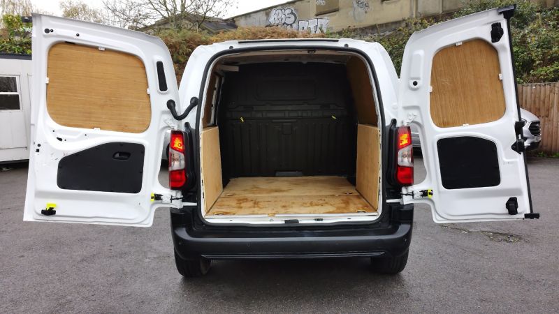 PEUGEOT PARTNER PROFESSIONAL L1 SWB WITH ONLY 24.000 MILES,SAT NAV,AIR CONDITIONING,PARKING SENSORS AND MORE - 2948 - 11