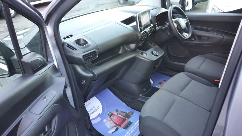 CITROEN BERLINGO 950 DRIVER PRO EDITION XL 8 SPEED AUTOMATIC,SAT NAV,REAR PARK ASSIST CAMERA,AIR CONDITIONING,DAB RADI AND MORE - 2968 - 16