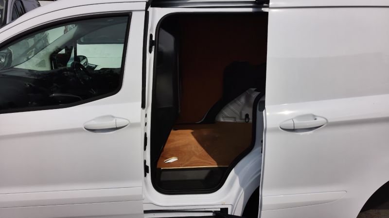 FORD TRANSIT COURIER LIMITED 1.5 TDCI WITH ONLY 46.000 MILES,SAT NAV,AIR CONDITIONING,ALLOY'S,PARKING SENSORS AND MORE - 2904 - 22