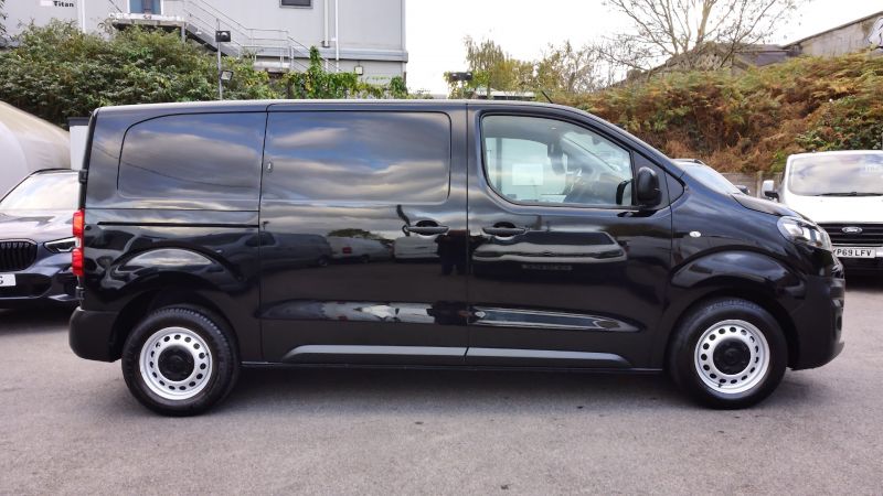 VAUXHALL VIVARO F2900 DYNAMIC L1 SWB IN BLACK WITH AIR CONDITIONING,PARKING SENSORS,CRUISE CONTROL AND MORE - 2938 - 8