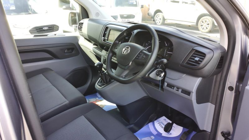 VAUXHALL VIVARO 2900 DYNAMIC L1 SWB IN GREY/SILVER WITH SAT NAV,AIR CONDITIONING,PARKING SENSORS AND MORE *** SOLD *** - 2911 - 14