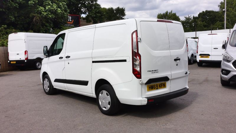 FORD TRANSIT CUSTOM 300 TREND L1 SWB ONLY 66.000 MILES,AIR CONDITIONING,PARKING SENSORS,CRUISE CONTROL AND MORE - 2886 - 3