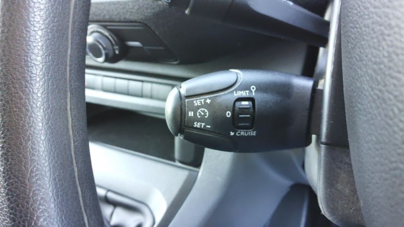 PEUGEOT EXPERT 2.0 BLUEHDI PROFESSIONAL L1 SWB IN GREY WITH SAT NAV,AIR CONDITIONING,PARKING SENSORS AND MORE - 2922 - 17