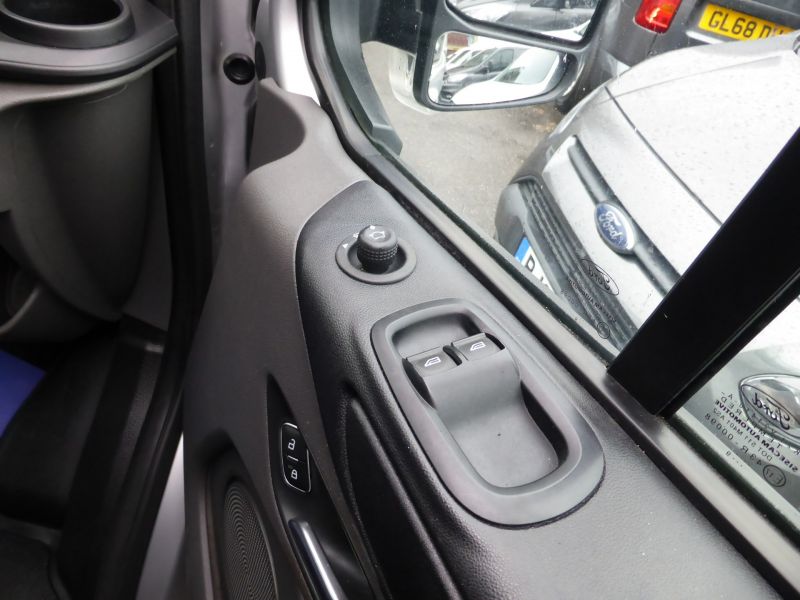 FORD TRANSIT CUSTOM 320 TREND AUTOMATIC L1 H2 SWB HIGH ROOF WITH SAT NAV,AIR CONDITIONING,PARKING SENSORS AND MORE - 2529 - 19