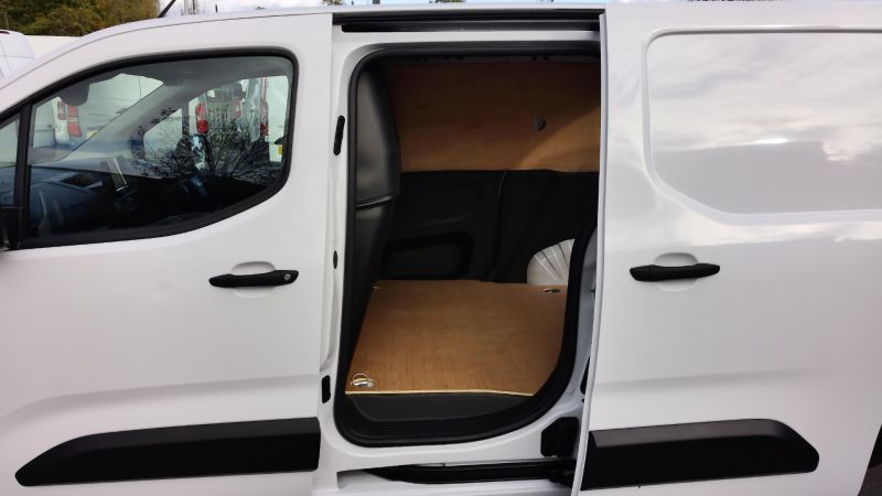 VAUXHALL COMBO 2300 PRIME L1 SWB ONLY 15.000 MILES,AIR CONDITIONING,PARKING SENSORS,6 SPEED AND MORE - 2937 - 21