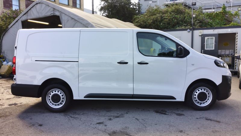 VAUXHALL VIVARO F2900 DYNAMIC L2H1 LWB IN WHITE WITH AIR CONDITIONING,PARKING SENSORS,CRUISE CONTROL AND MORE - 2912 - 5