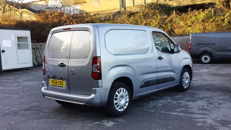 VAUXHALL COMBO 2000 SPORTIVE L1 SWB IN GREY WITH ONLY 36.000 MILES,AIR CONDITIONING,3 SEATS,PARKING SENSORS AND MORE  - 2960 - 4