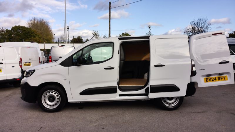 VAUXHALL COMBO 2300 PRIME L1 SWB ONLY 15.000 MILES,AIR CONDITIONING,PARKING SENSORS,6 SPEED AND MORE - 2937 - 8
