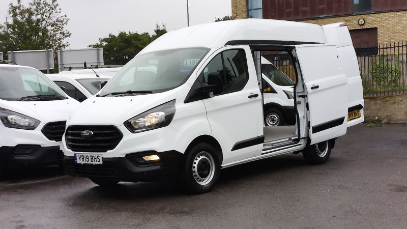 FORD TRANSIT CUSTOM 300 L1 H2 SWB HIGH ROOF WITH ONLY 43.000 MILES,AIR CONDITIONING,FRONT+REAR PARKING SENSORS AND MORE - 2895 - 2